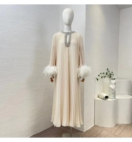 連身裙圓領鑲鑽駝鳥毛袖百褶裙
